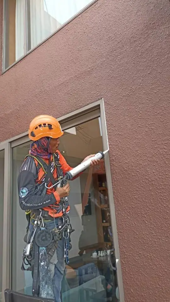 Removing deteriorated silicone sealant from a building joint